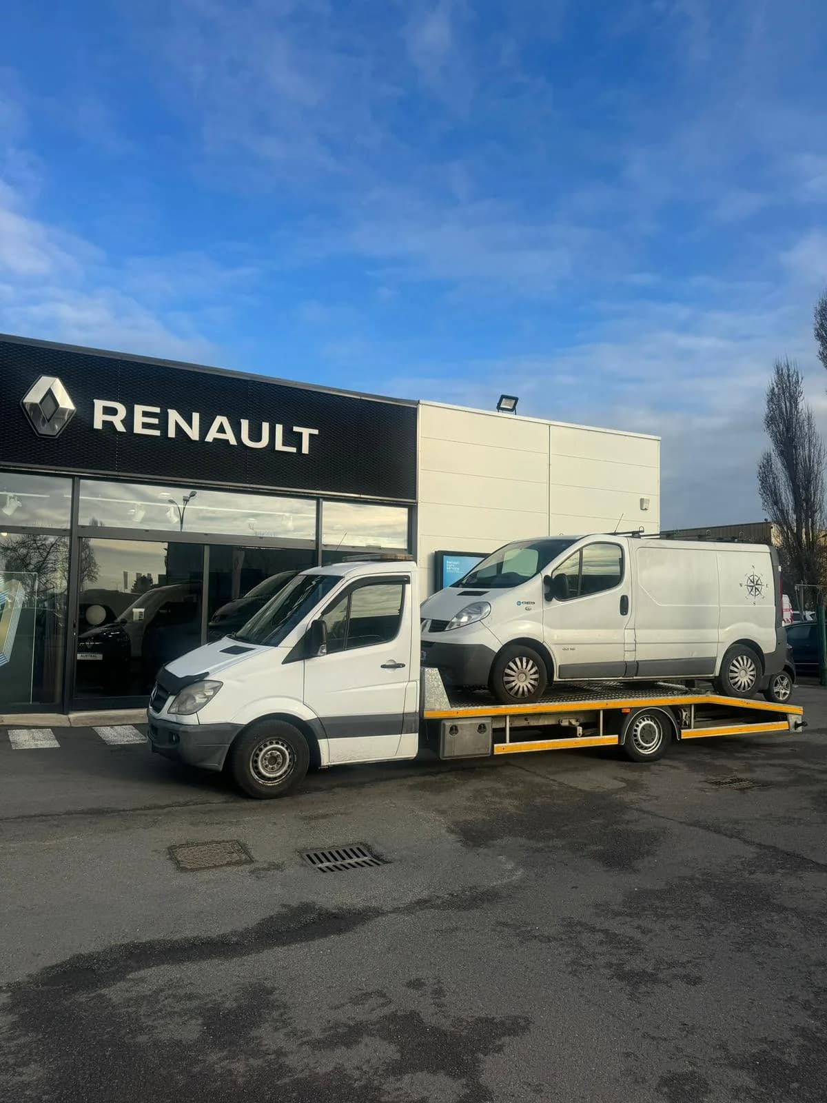 Camions plateau devant une concession Renault